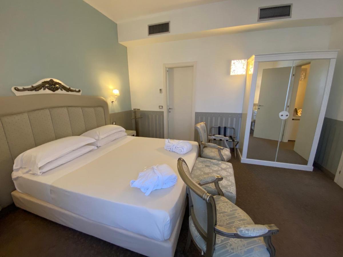 Jr Hotels Oriente Bari Esterno foto